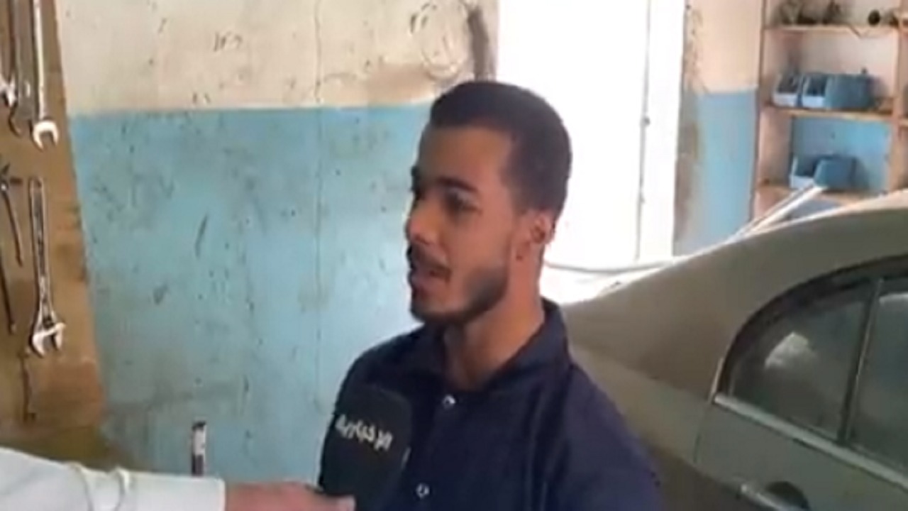 بالفيديو.. شاب سعودي بعمر الـ 18 يفتتح ورشة سيارات خاصة بالقريات