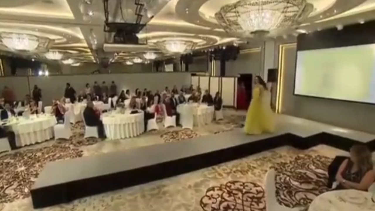 بالفيديو..عرض أزياء للأحزاب في لبنان يثير الجدل