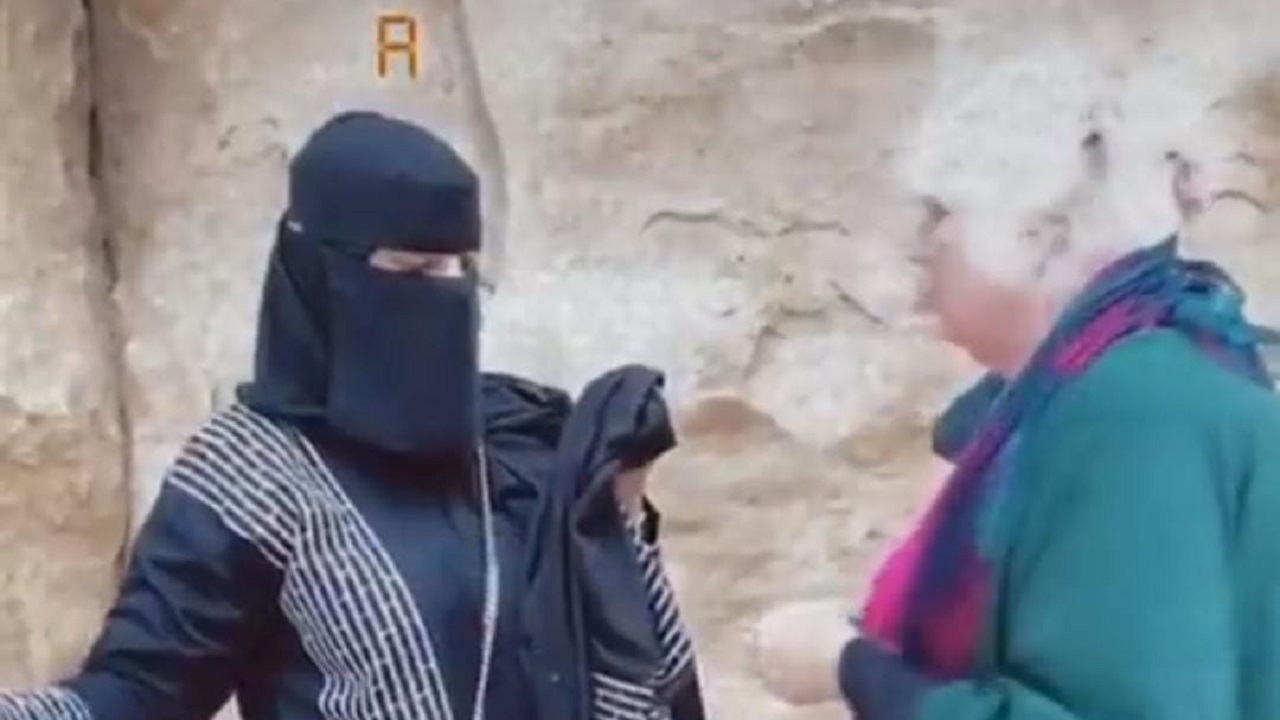 شاهد.. ردة فعل زائرة بريطانية بعدما أهدتها فتاءة سعودية عباءة في العلا
