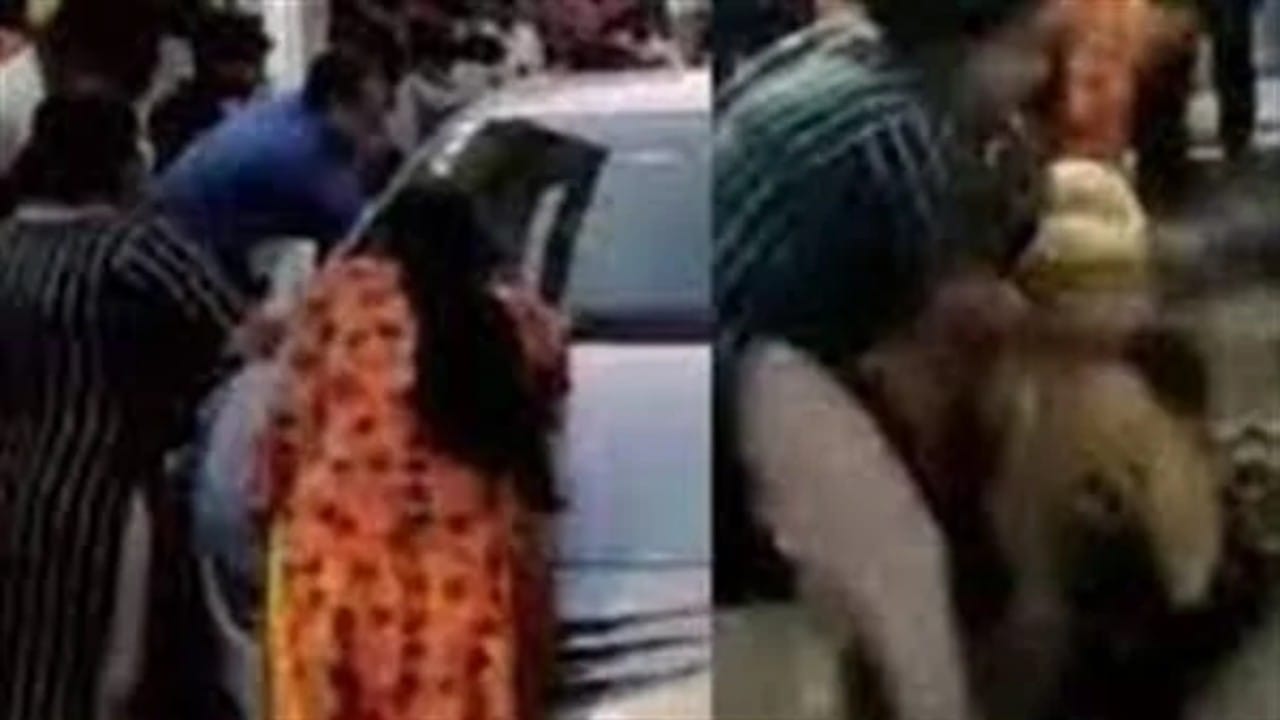 اعتداء فتاتان على والدهما وزوجته وسط شارع عام 