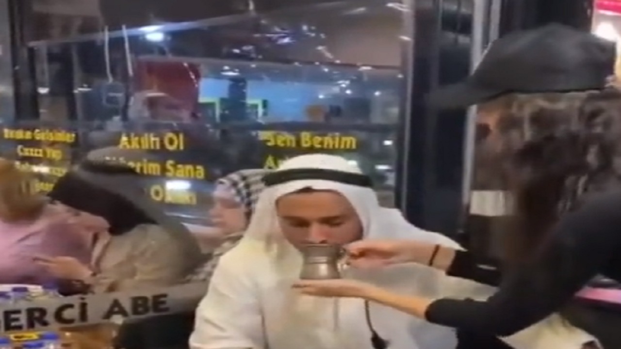 شاهد.. مطعم في إسطنبول يحاول جذب الزبائن العرب بعد مقاطعة السياحة التركية