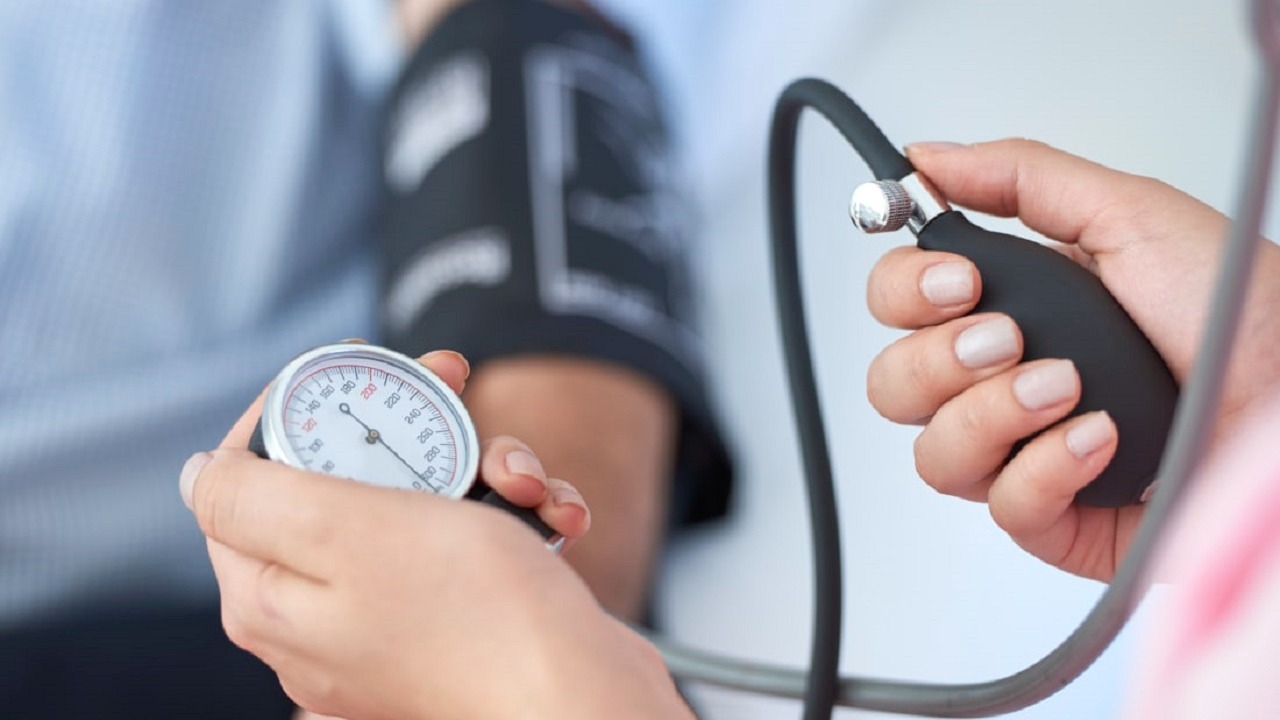 طبيب يكشف عن سبب غريب يؤدي إلى ارتفاع ضغط الدم