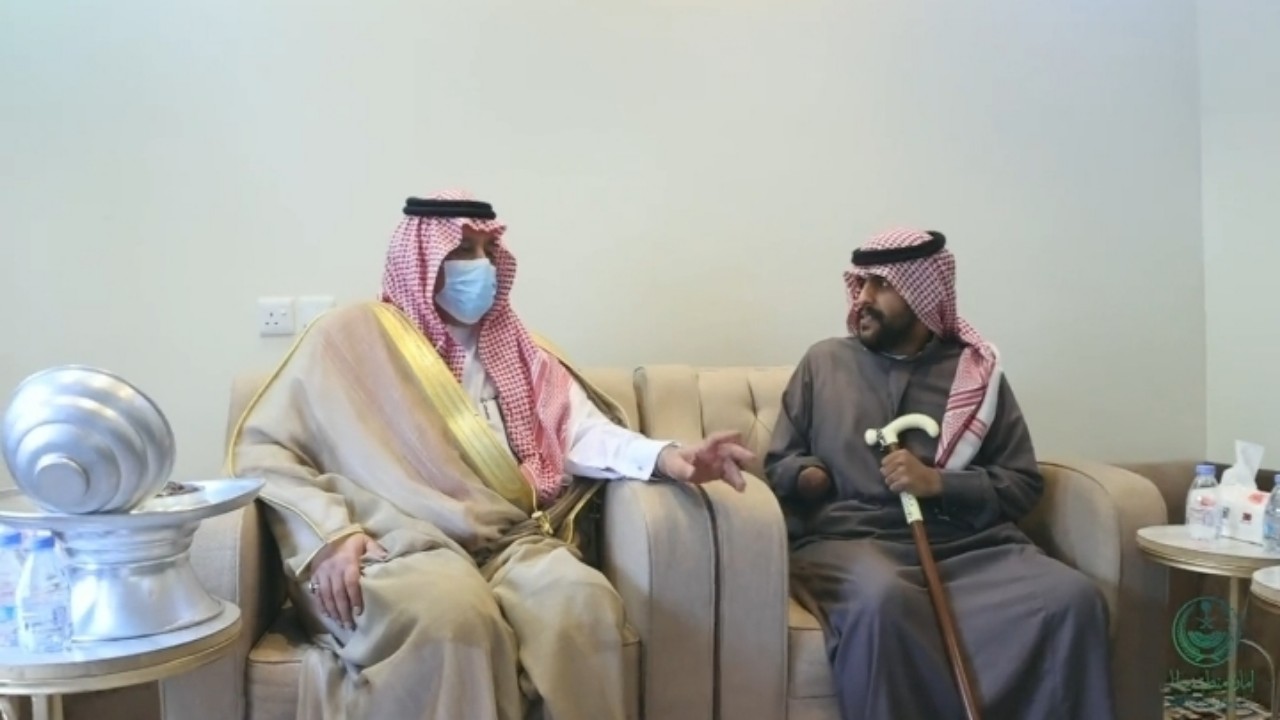 بالفيديو.. أمير حائل يزور البطل الشمري بعد تلقيه العلاج وعودته
