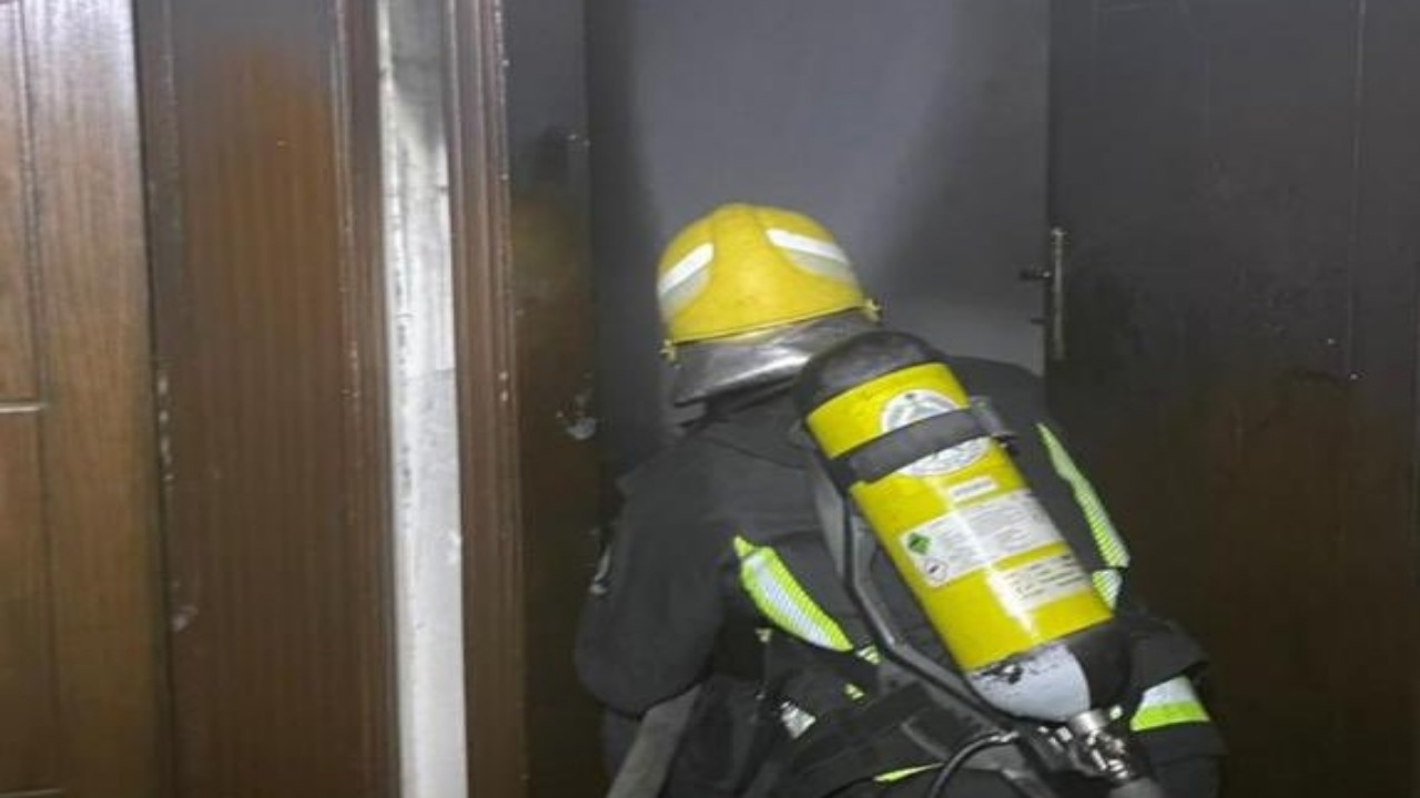 بالصور.. إنقاذ 9 أشخاص من حريق في شقة بالعاصمة المقدسة