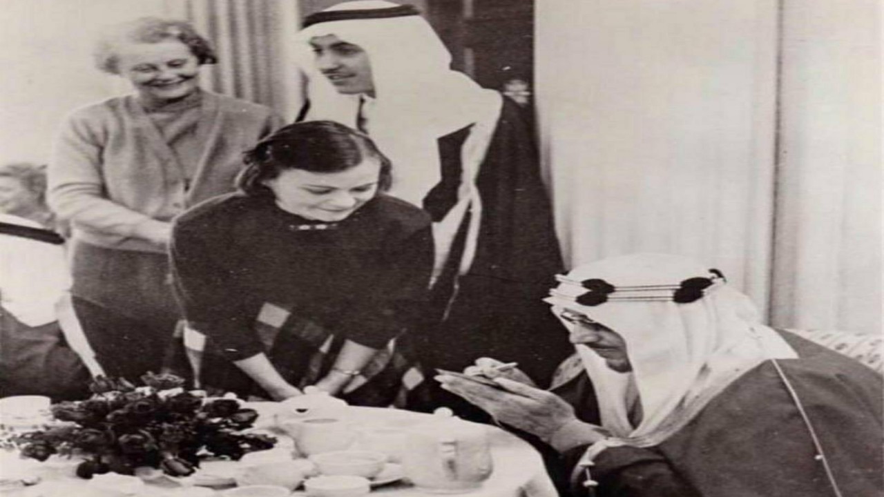 صورة نادرة للملك سعود لحظة توقيعه اوتغراف لسيدة ألمانية