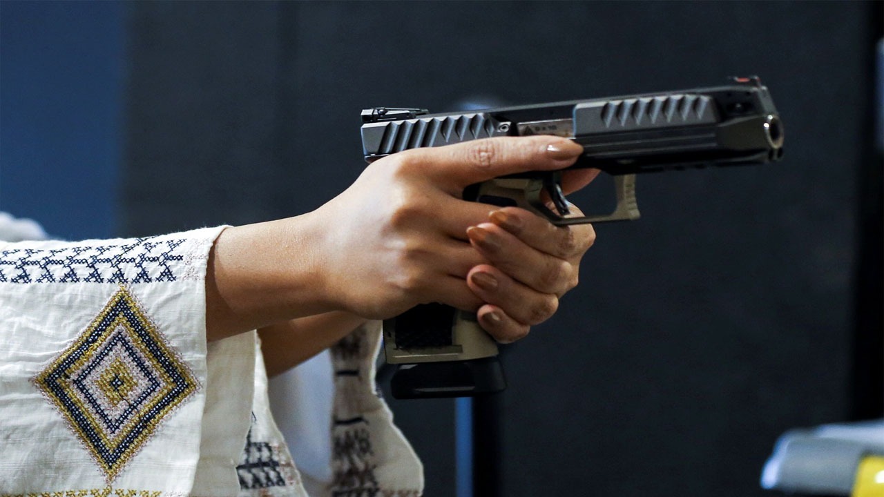 بالفيديو.. مواطنة تتعرض لانتقادات لمزاولة مهنة التدريب على الأسلحة النارية