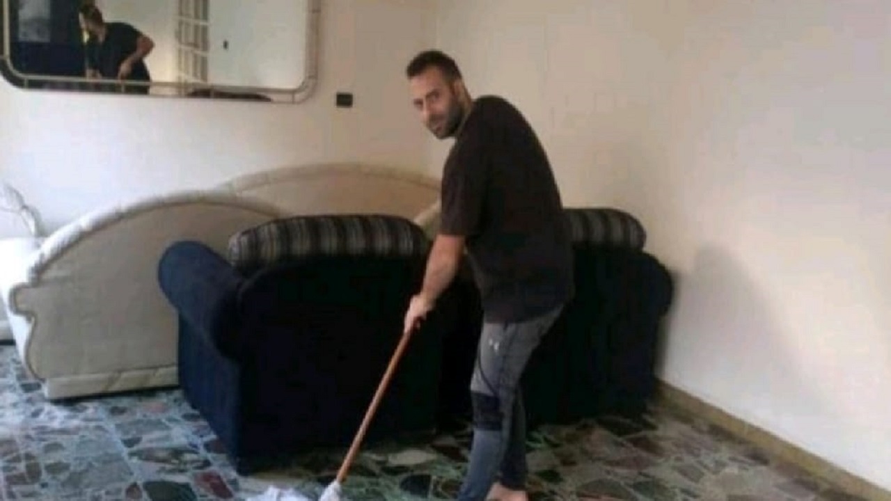 “بسبب الأزمة المالية”.. رجال ينظفون المنازل في لبنان