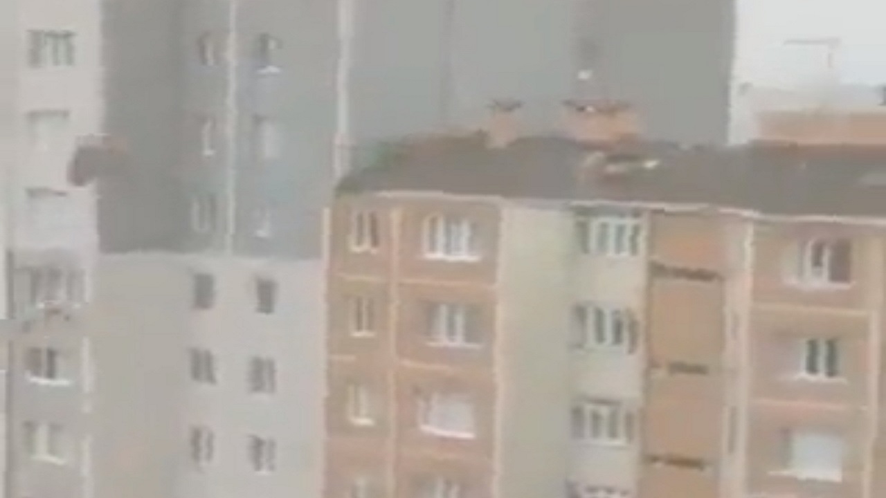 بالفيديو.. قتلى وإصابات جراء عاصفة شديدة بمدينة اسطنبول