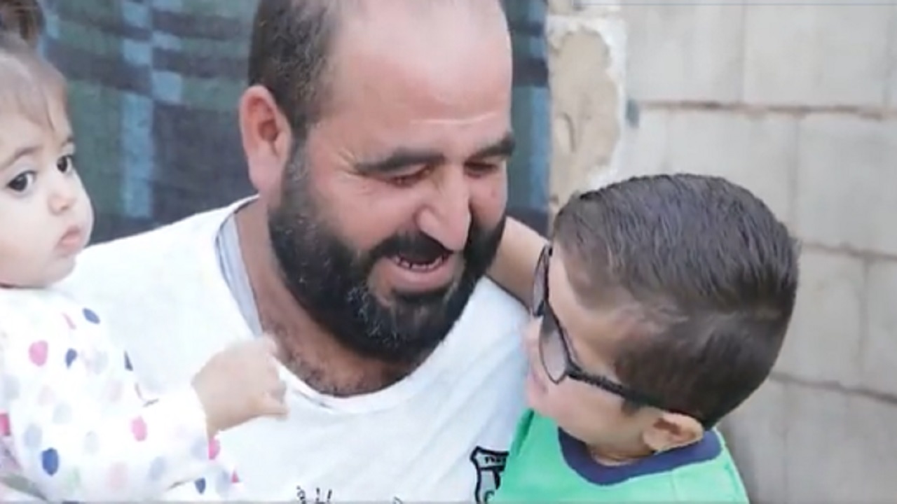 بالفيديو .. &#8220;سلمان للإغاثة&#8221; ينقذ أسرة فقدت الأمل بعلاج نجلها في مستشفيات لبنان