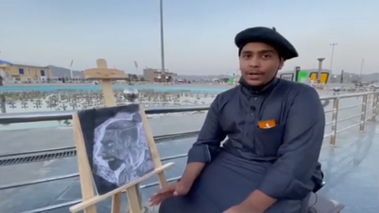 بالفيديو.. شاب يرسم في الأماكن العامة لترجمة الأفكار بنجران