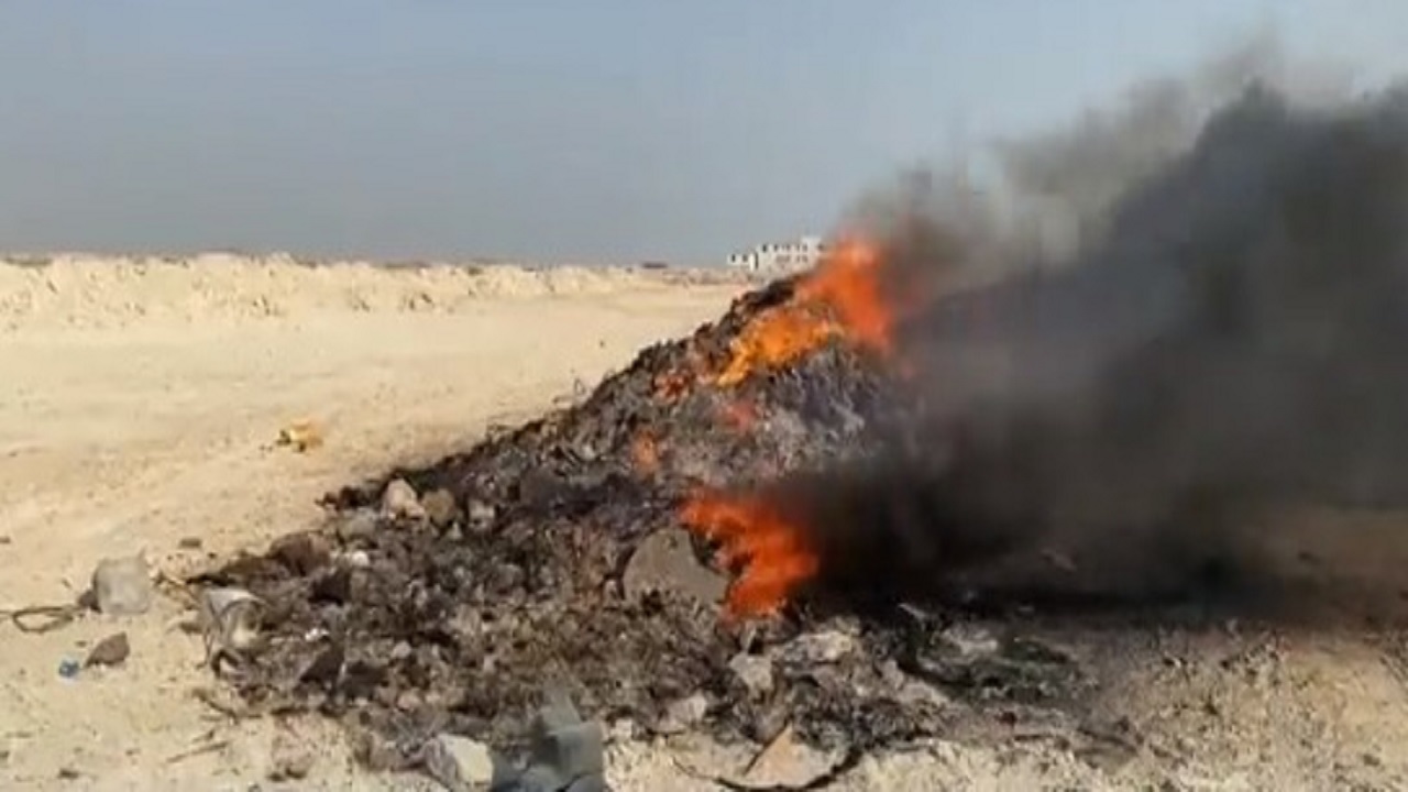 بالفيديو.. لحظة رمي عامل لـ “الإطارات” وحرقها بمكان غير مخصص بالدمام