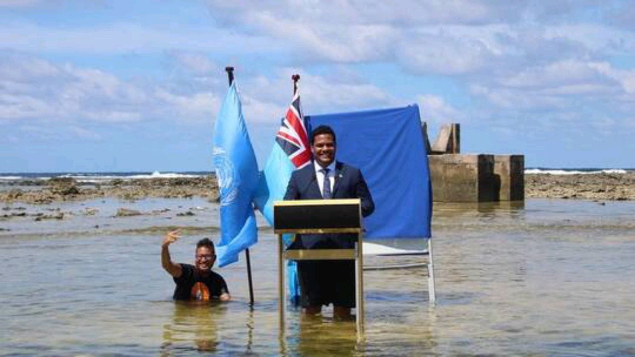 وزير خارجية يلقي كلمة إلى الأمم المتحدة من داخل المحيط