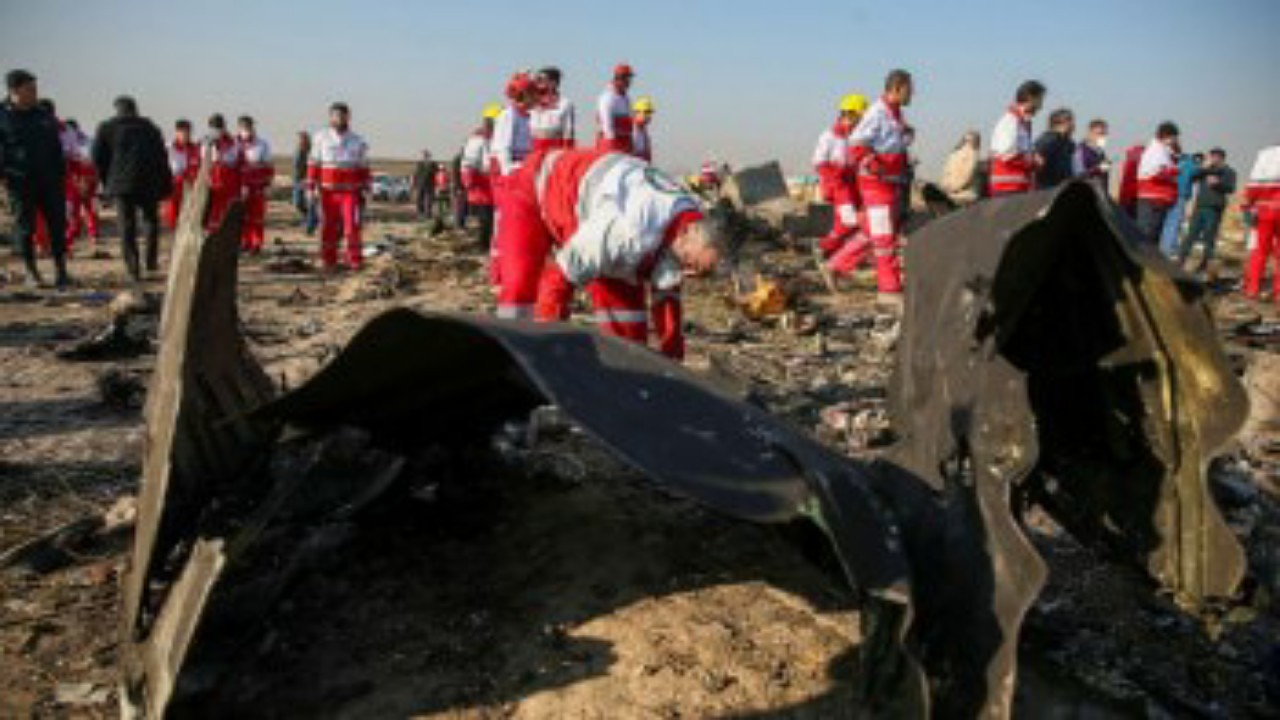 أسر ضحايا الطائرة الأوكرانية يتهمون إيران في إسقاطها