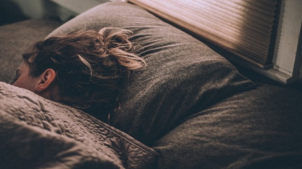 دراسة: النوم لأكثر من 6 ساعات يؤدي إلى الخرف