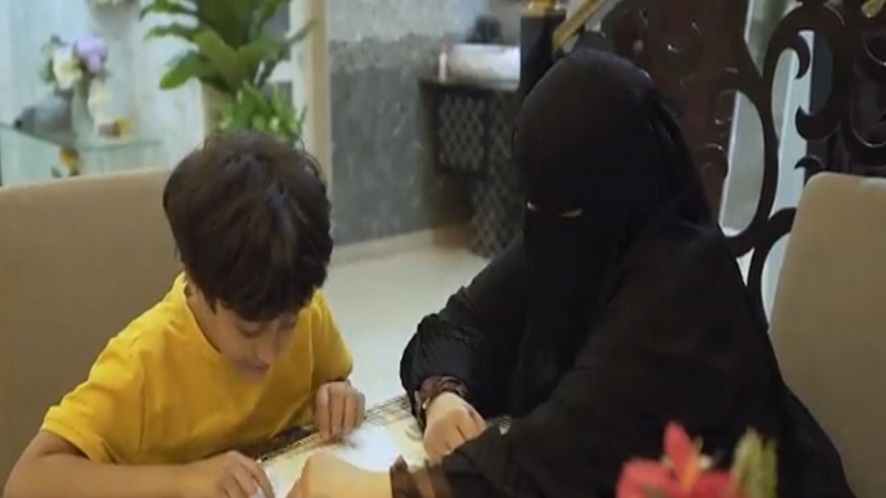 بالفيديو.. مواطنة تحول معاناة طفليها إلى تفوق ونجاح بالجبيل