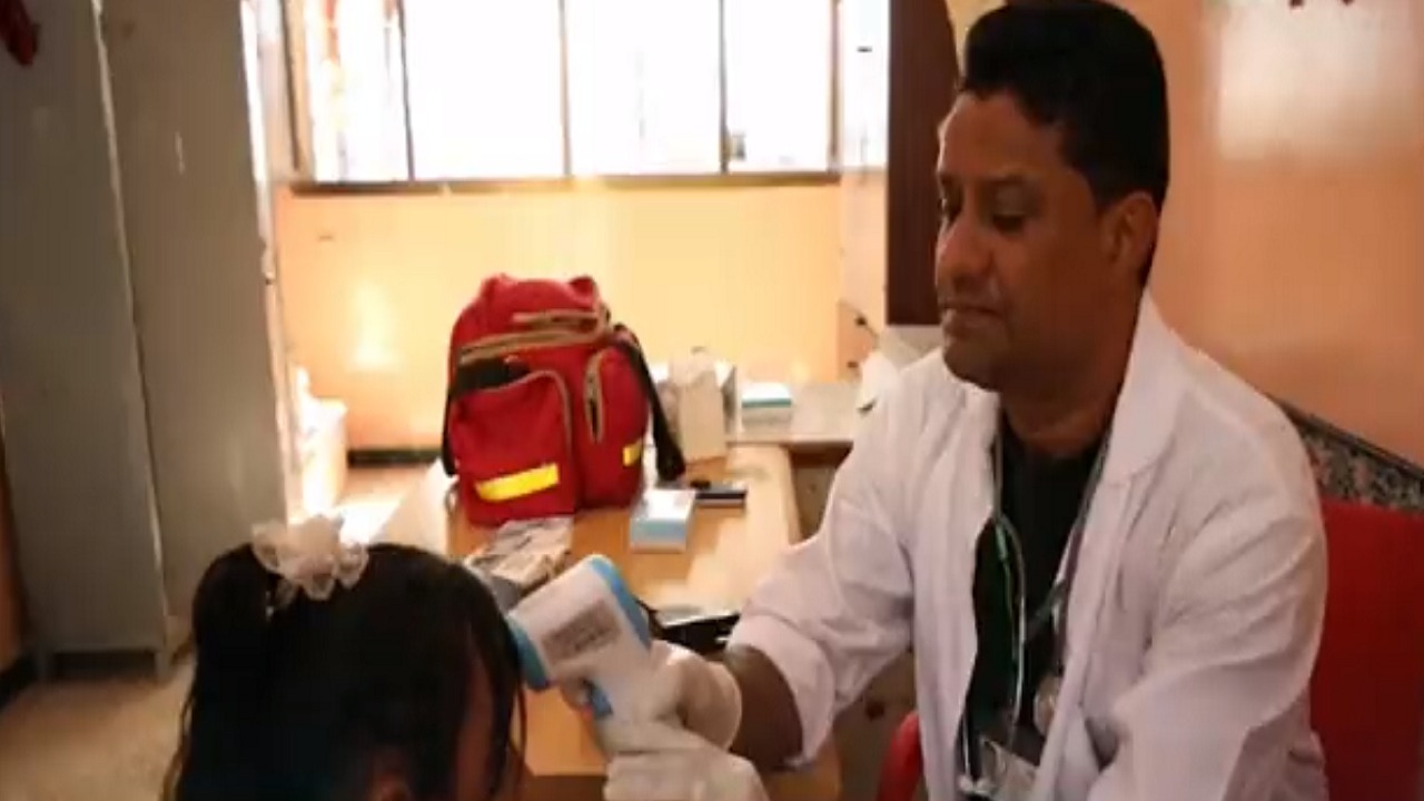 بالفيديو.. مركز الملك سلمان للإغاثة يقدم الرعاية الصحية للطلاب في اليمن