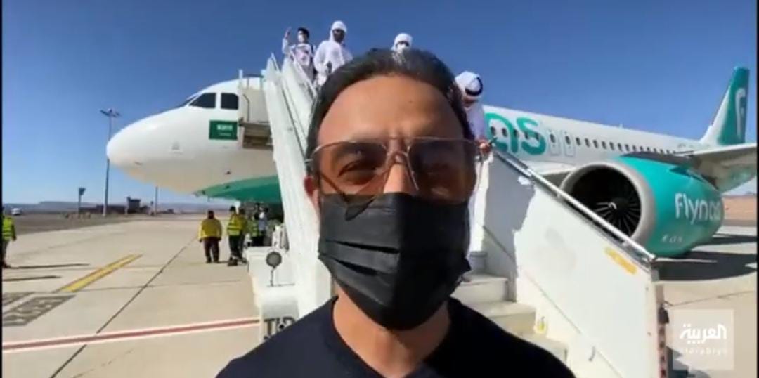 بالفيديو.. أحد ركاب الرحلة الأولى القادمة من ‎دبي  يتحدث عن ما شاهده عند وصوله العلا
