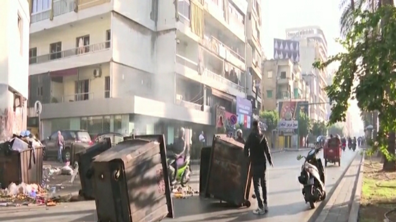 بالفيديو.. محتجون يغلقون شوارع لبنان بسبب رفع الدعم
