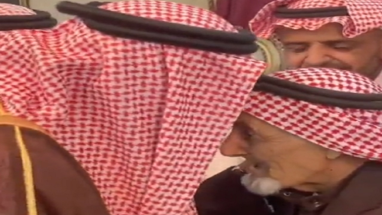 شاهد.. تواضع ومحبة الأمير سلطان بن سلمان مع “مسن”