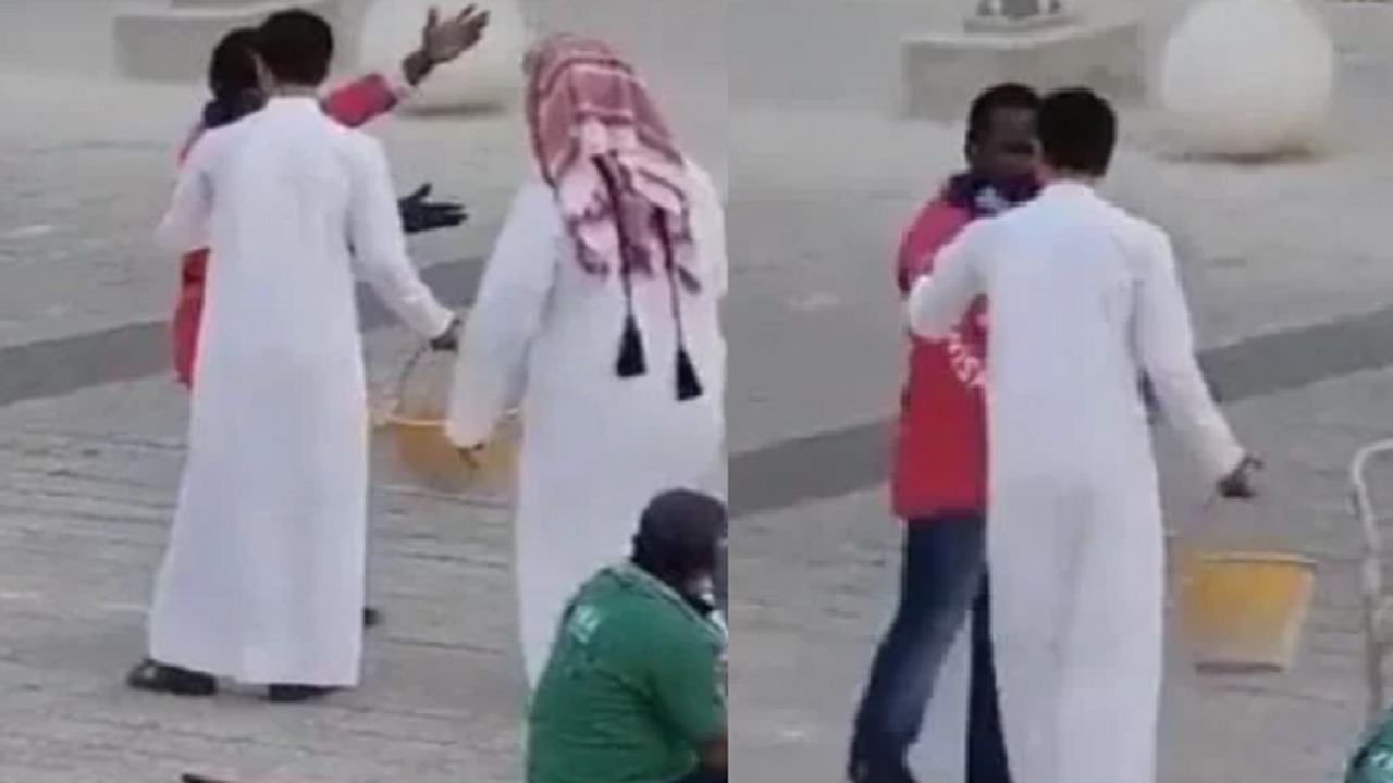 بالفيديو..شاب يعتدي على عامل في أحد المجمعات بقطر
