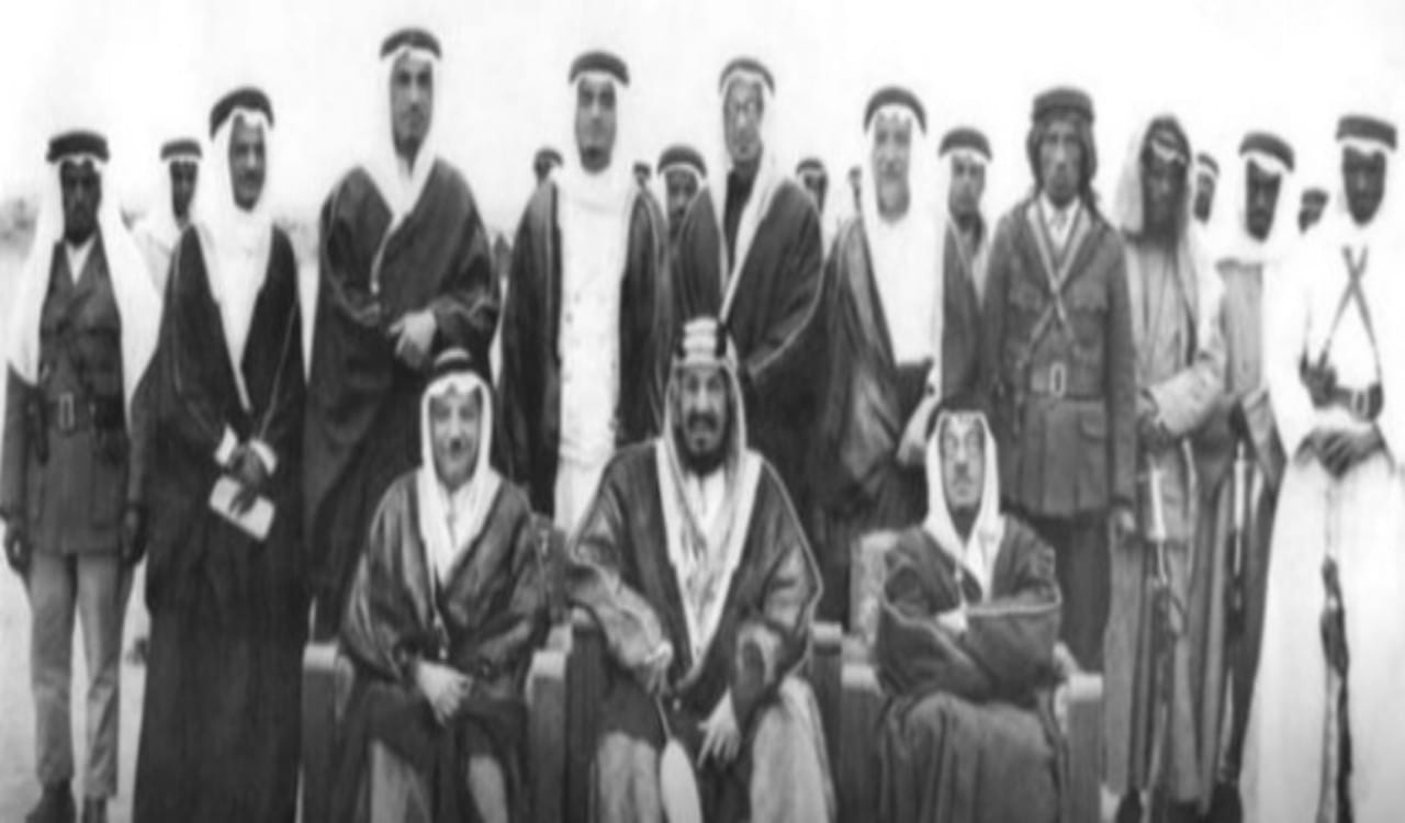 شاهد.. صورة نادرة للملك فهد يقف خلف والده الملك عبدالعزيز