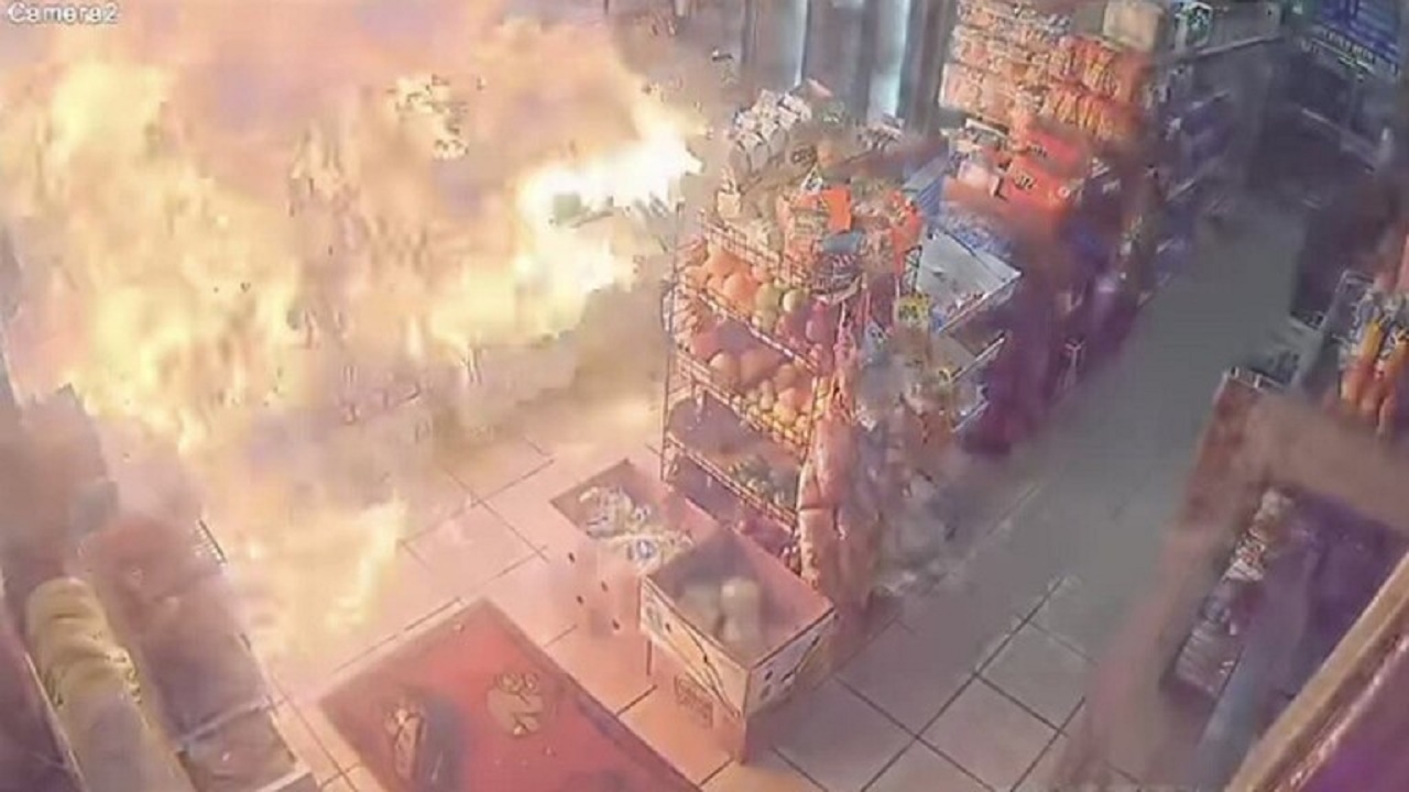 بالفيديو.. شاب يلقي قنبلة مولوتوف حارقة في متجر