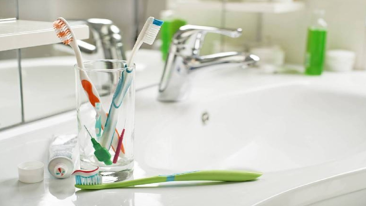 مخاطر تحدث عند وضع فرشاة الأسنان في دورة المياه