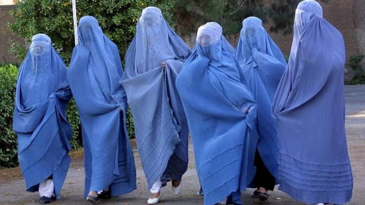 طالبان تضبط أفغانيا تورط في بيع 130 فتاة 