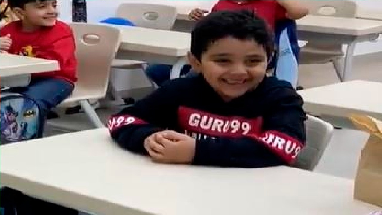 بالفيديو .. قصة المقطع المتداول لطفل يتفاجئ بصوت جده داخل فصل المدرسة