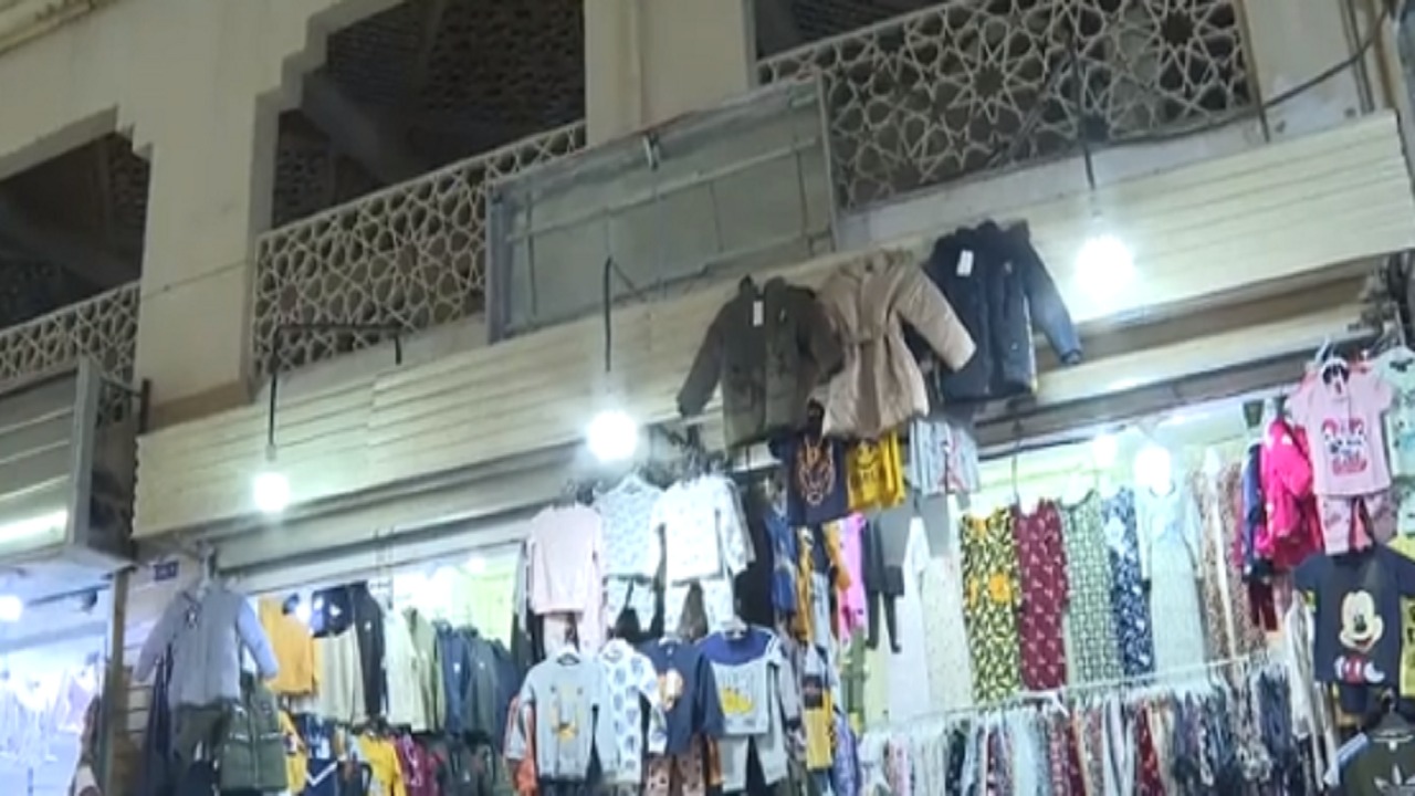 بالفيديو.. عمالة سائبة تبيع بضائع مغشوشة في سوق تجاري بالرياض