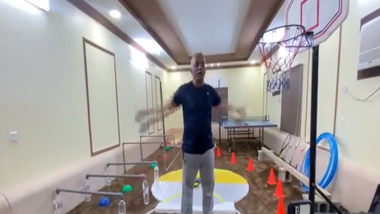 بالفيديو.. معلم بدنية يحول منزله إلى فصل افتراضي بالباحة