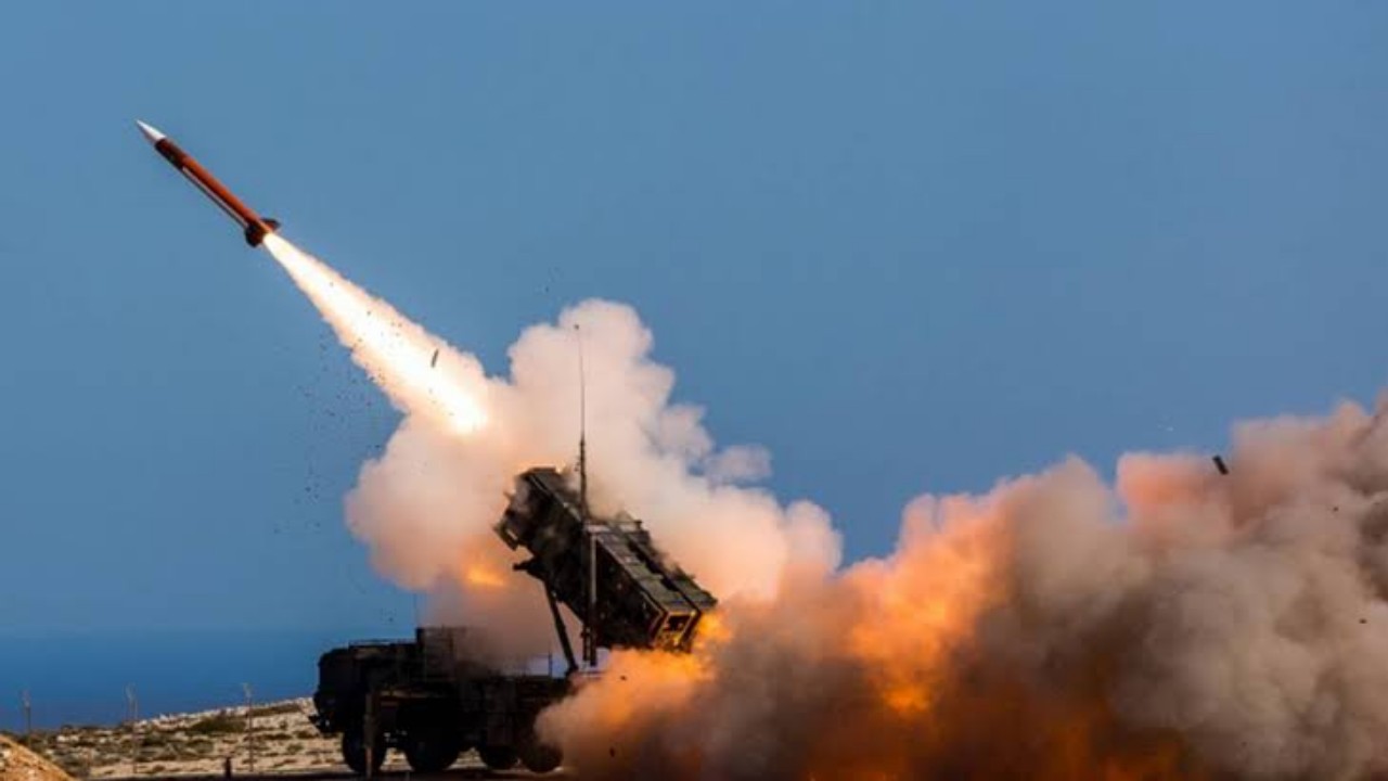 اعتراض 3 صواريخ باليستية أطلقها الحوثيون تجاه الجنوب
