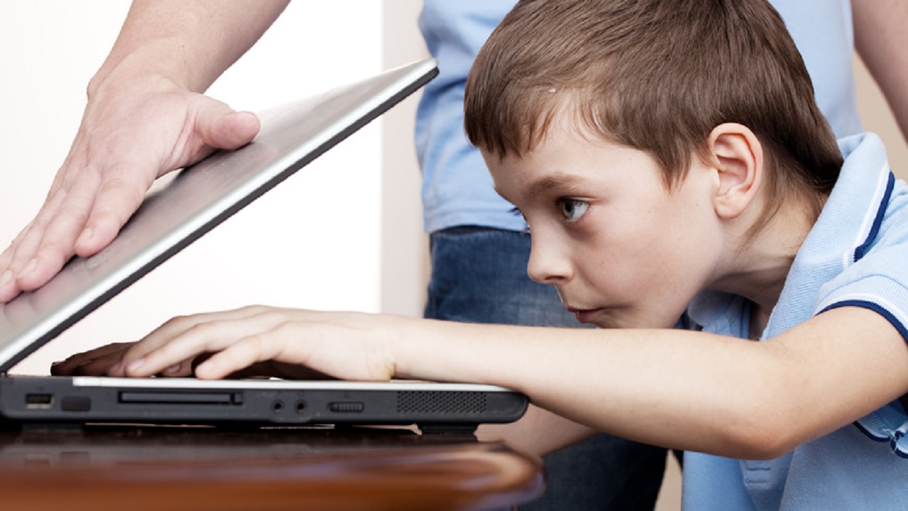 هل المراقبة الصارمة للأطفال طريقة مجدية لحمايتهم من مخاطر الانترنت؟.. مختص يُجيب &#8220;فيديو&#8221;