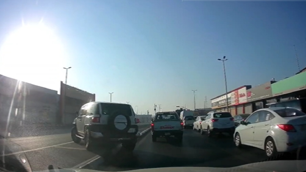 بالفيديو.. رصد سائق متهور يتخطى الرصيف للعبور للجانب الآخر
