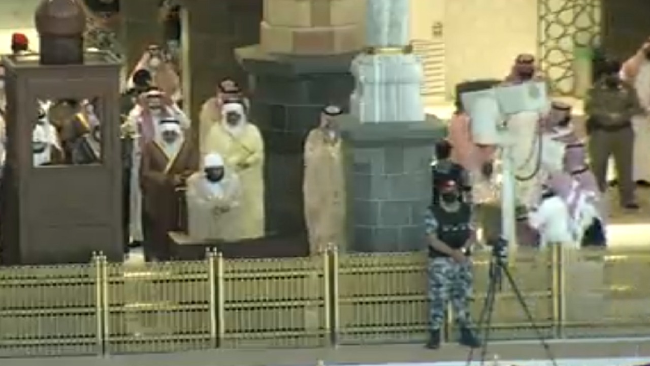 بالفيديو والصور.. جموع المصلين يؤدون صلاة الاستسقاء في المسجد الحرام