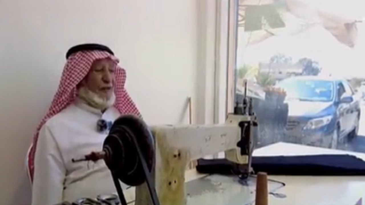 بالفيديو .. مواطن في الباحة يحترف حياكة الثوب النسائي منذ نصف قرن