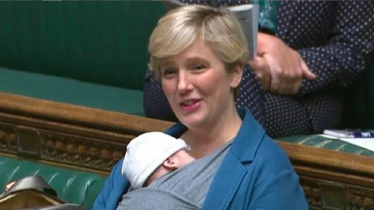 طفل يتسبب في أزمة داخل البرلمان البريطاني