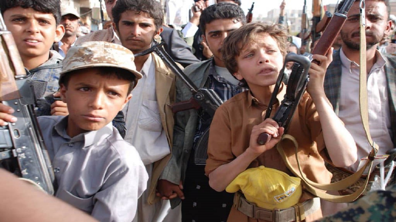 ميليشيا الحوثي توزع الأسلحة على مدارس صنعاء