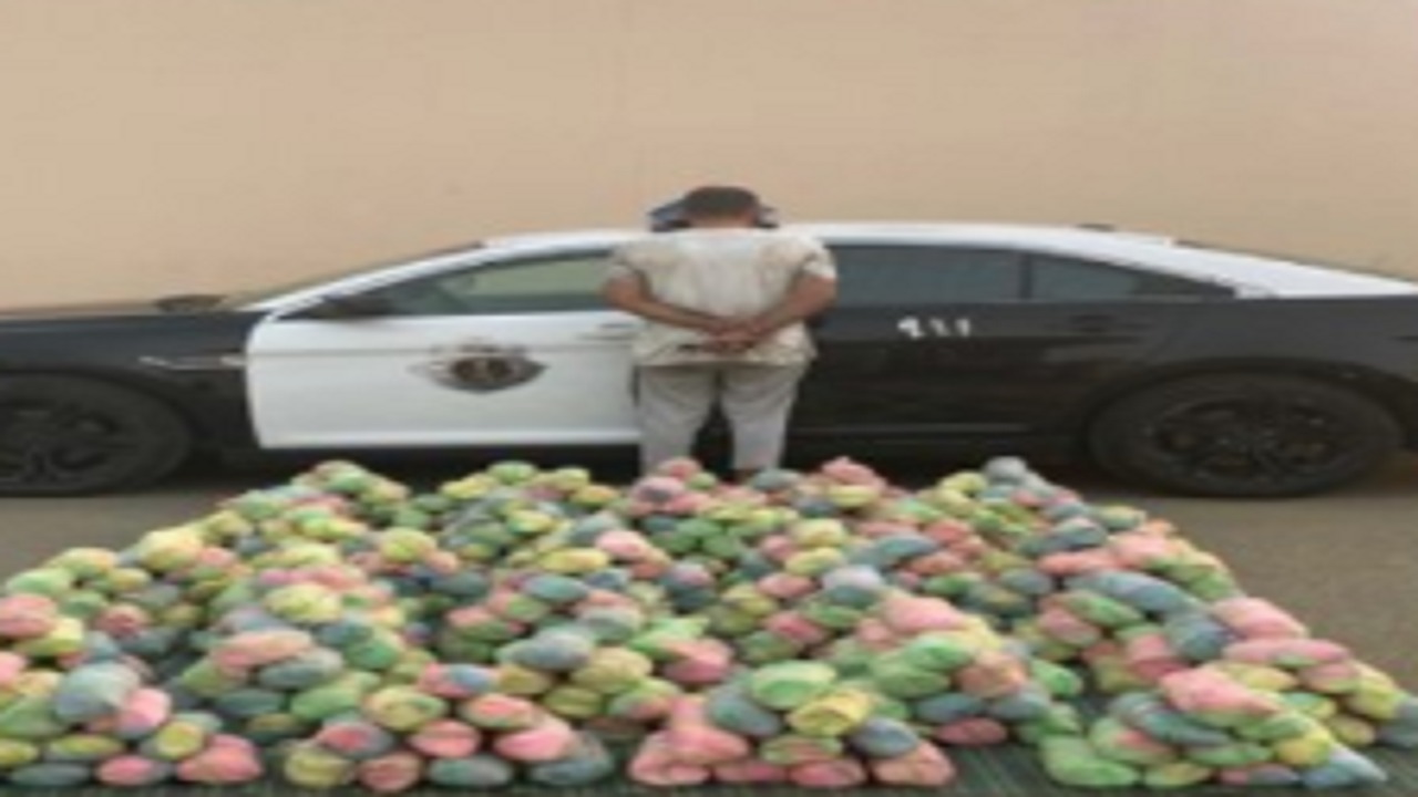 ضبط 128 كيلو جرامًا من مادة القات المخدر داخل شاحنة يقودها مقيم في مكة