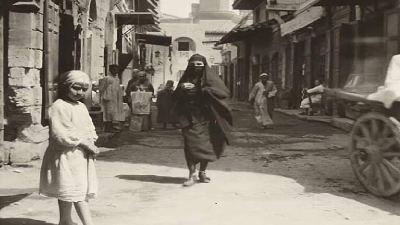 سيدات يرتدين النقاب في أحد شوارع &#8221; القلعة &#8221; عام 1931