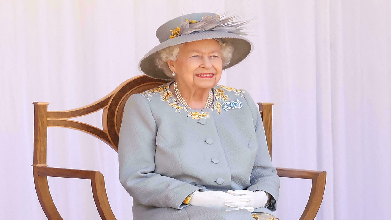 الملكة إليزابيث تظهر لأول مرة بعد دخولها المستشفى