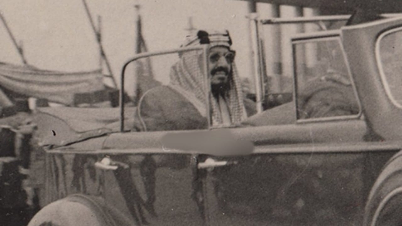 بالصور.. الملك عبدالعزيز يستقل سيارة ملكية أثناء زيارته لمصر