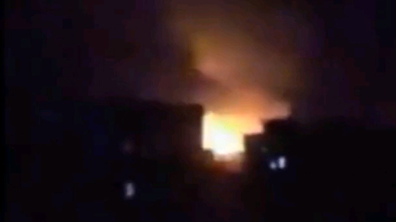 بالفيديو.. انفجارات لمواقع تخزين الصواريخ والأسلحة الحوثية في ‎صنعاء