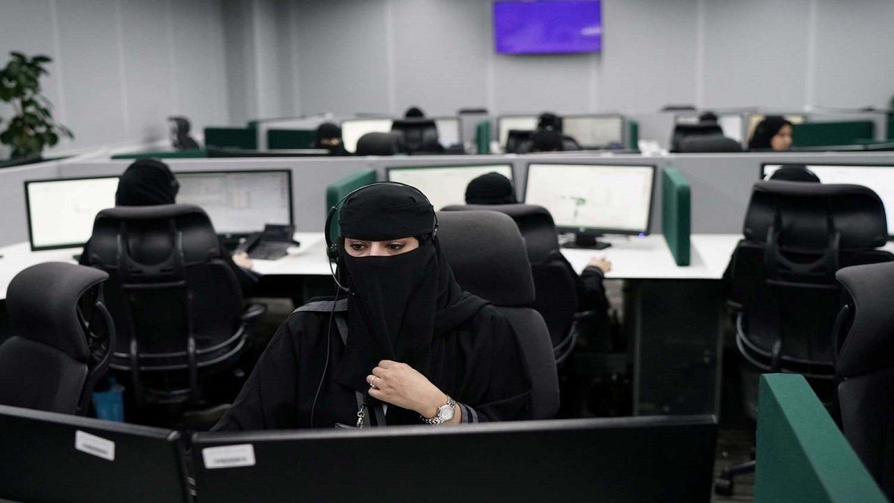 شركات تلزم السيدات بالتزين وخلع الحجاب.. و”الموارد البشرية” تتفاعل