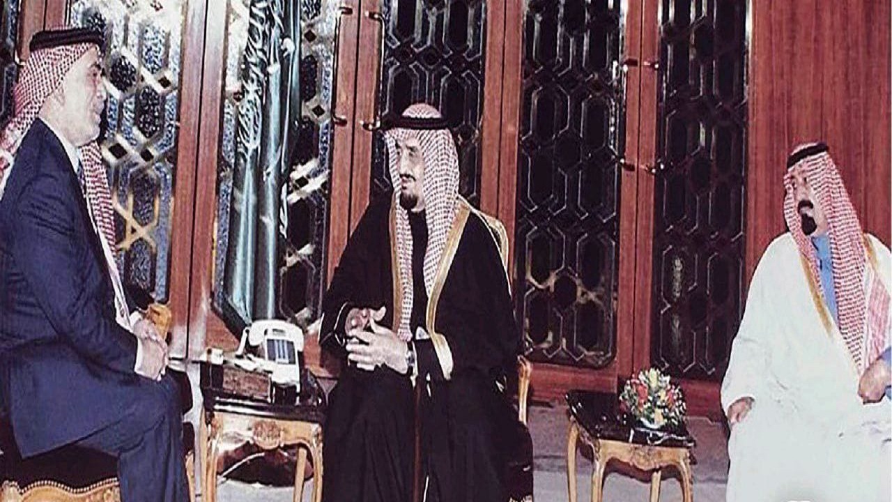 صورة نادرة تجمع الملك فهد والملك عبدالله بالعاهل الأردني السابق بالرياض قبل 24 عام