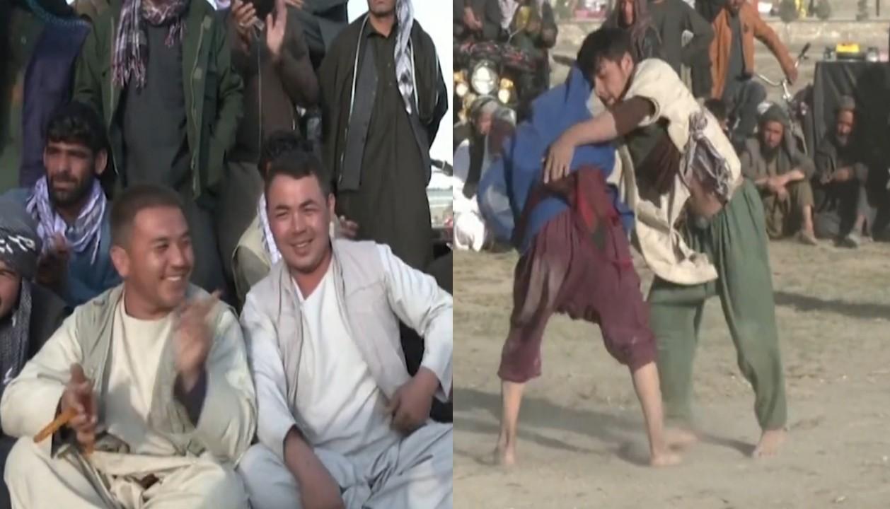 بالفيديو.. عناصر طالبان يشاهدون المصارعة بين مواطنين أفغان