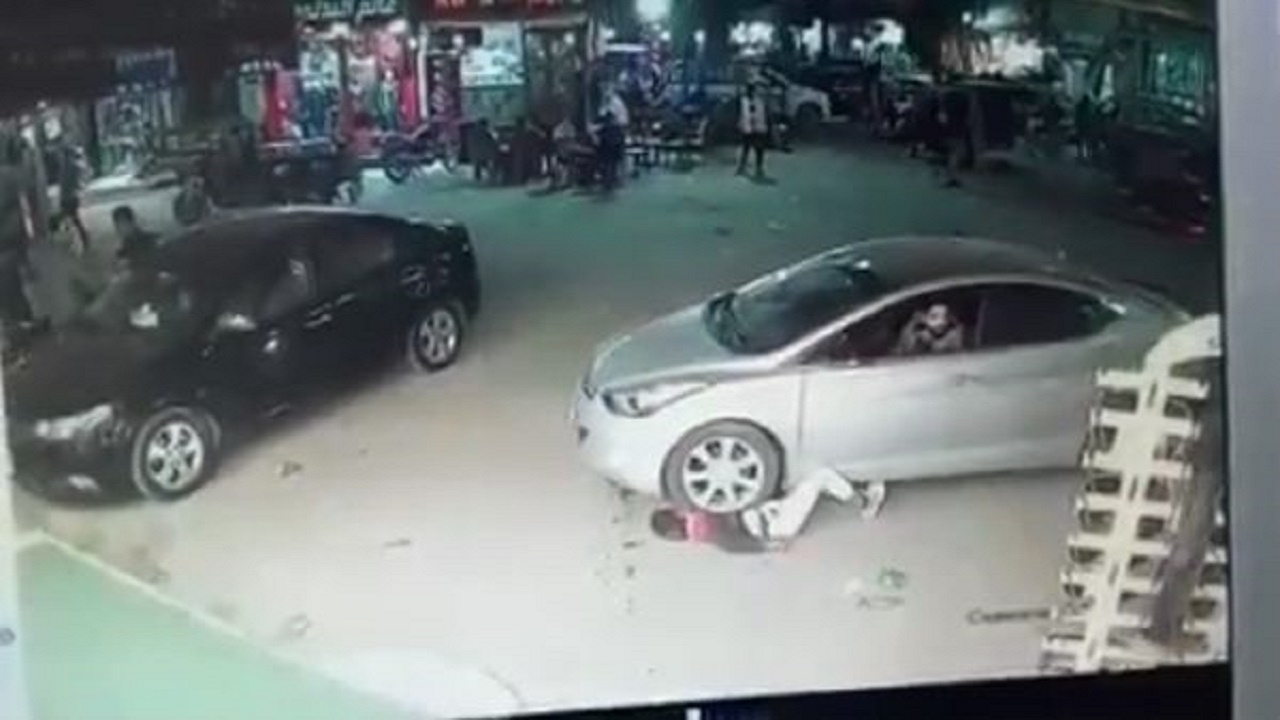 بالفيديو.. سائق يدهس طفل ويوقف السيارة على جسده
