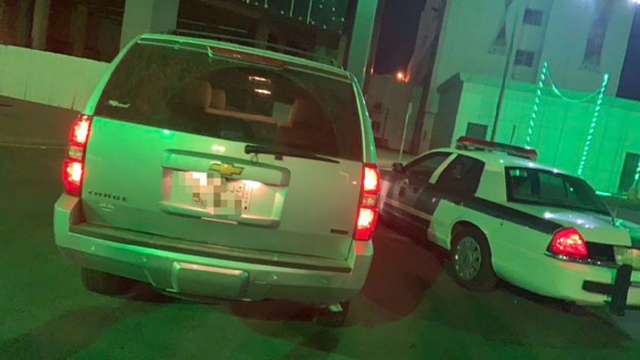 ضبط سائق أخرج جسده بالكامل من نافذة مركبة بالمدينة المنورة