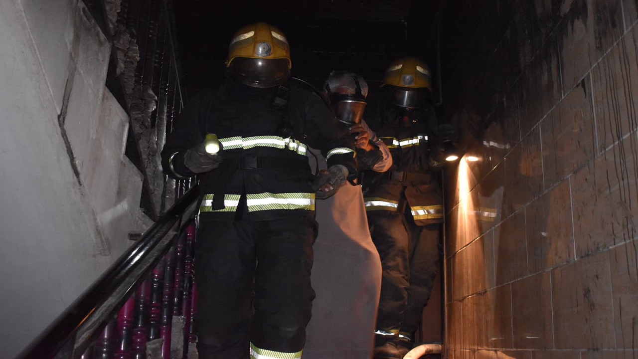 لحظة إنقاذ مقيم من حريق في تبوك