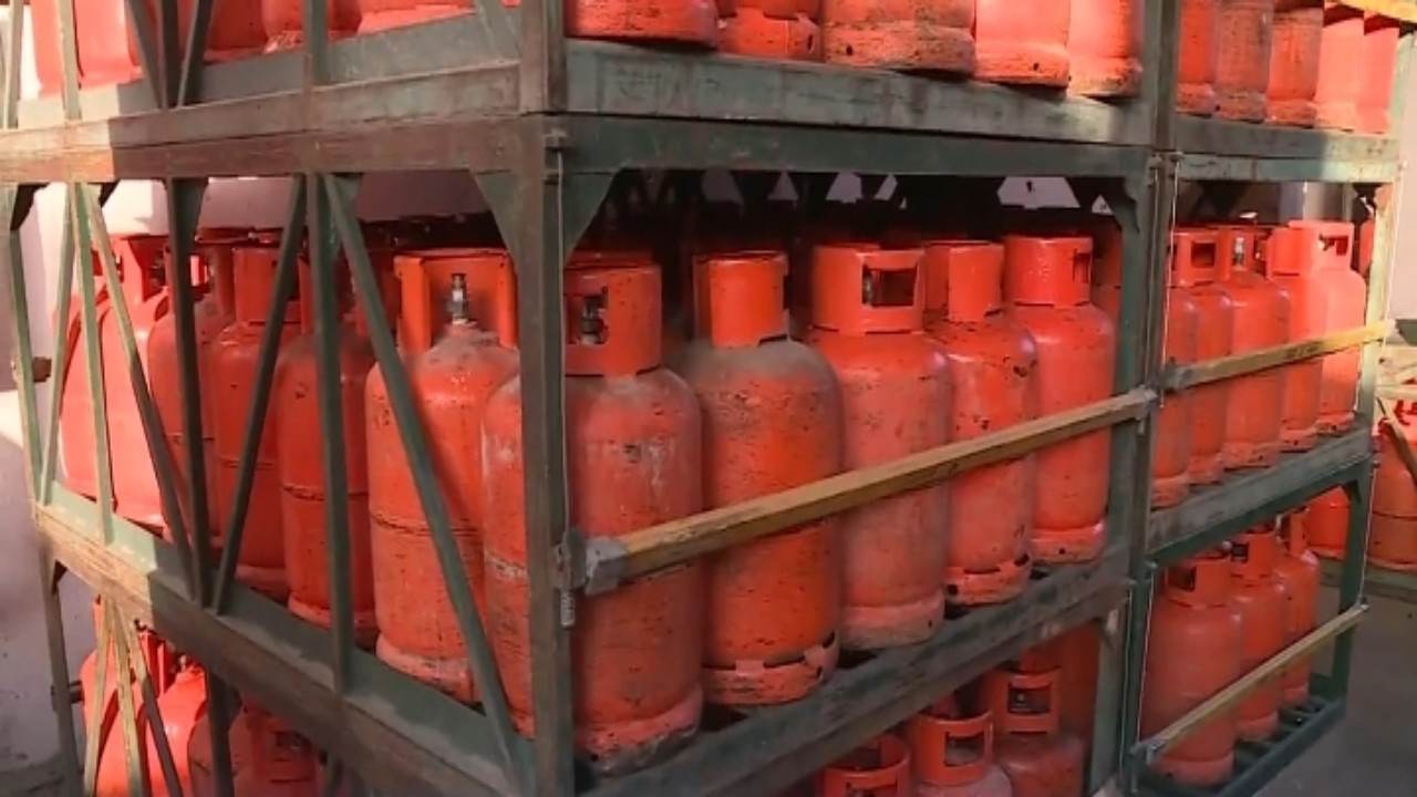 بالفيديو.. مستهلكون يتذمرون من اتساخ أسطوانات الغاز: ناقلة للأمراض